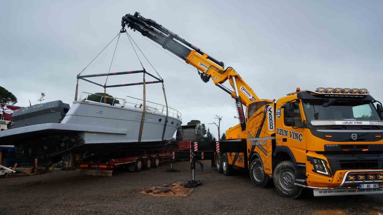 Antalya Aksu'da hortumun vurduğu tekneler vinç ve kepçelerle taşınıyor