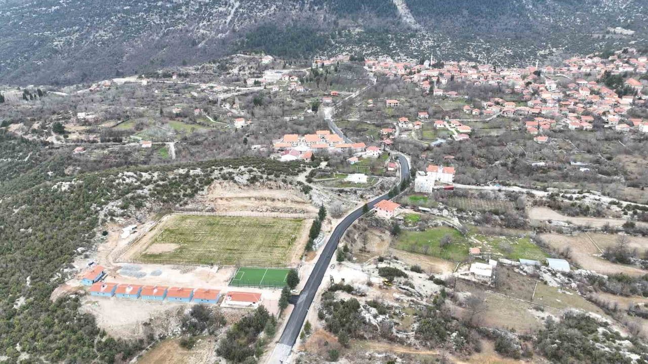 Antalya Büyükşehir, 2025'te kırsal mahalle yollarına 759 milyar 505 milyon 771 bin 51 TL yatırım yaptı