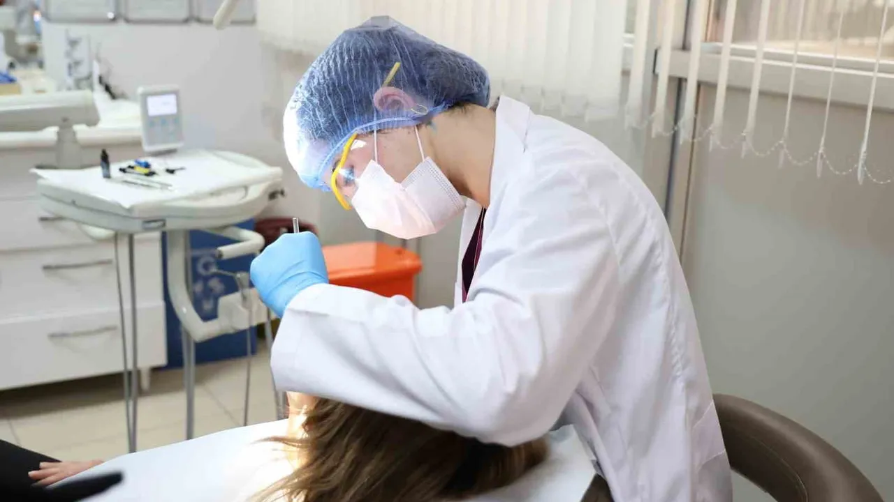 Antalya Büyükşehir Ağız ve Diş Sağlığı Polikliniği 2025'te 7 bin 100 vatandaşa hizmet verdi