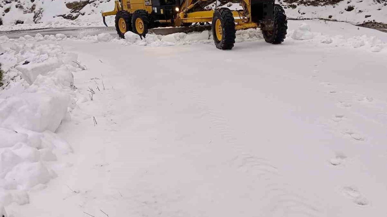 Antalya Büyükşehir Belediyesi, Alanya’nın yüksek kesimlerinde karla mücadeleyi sürdürüyor