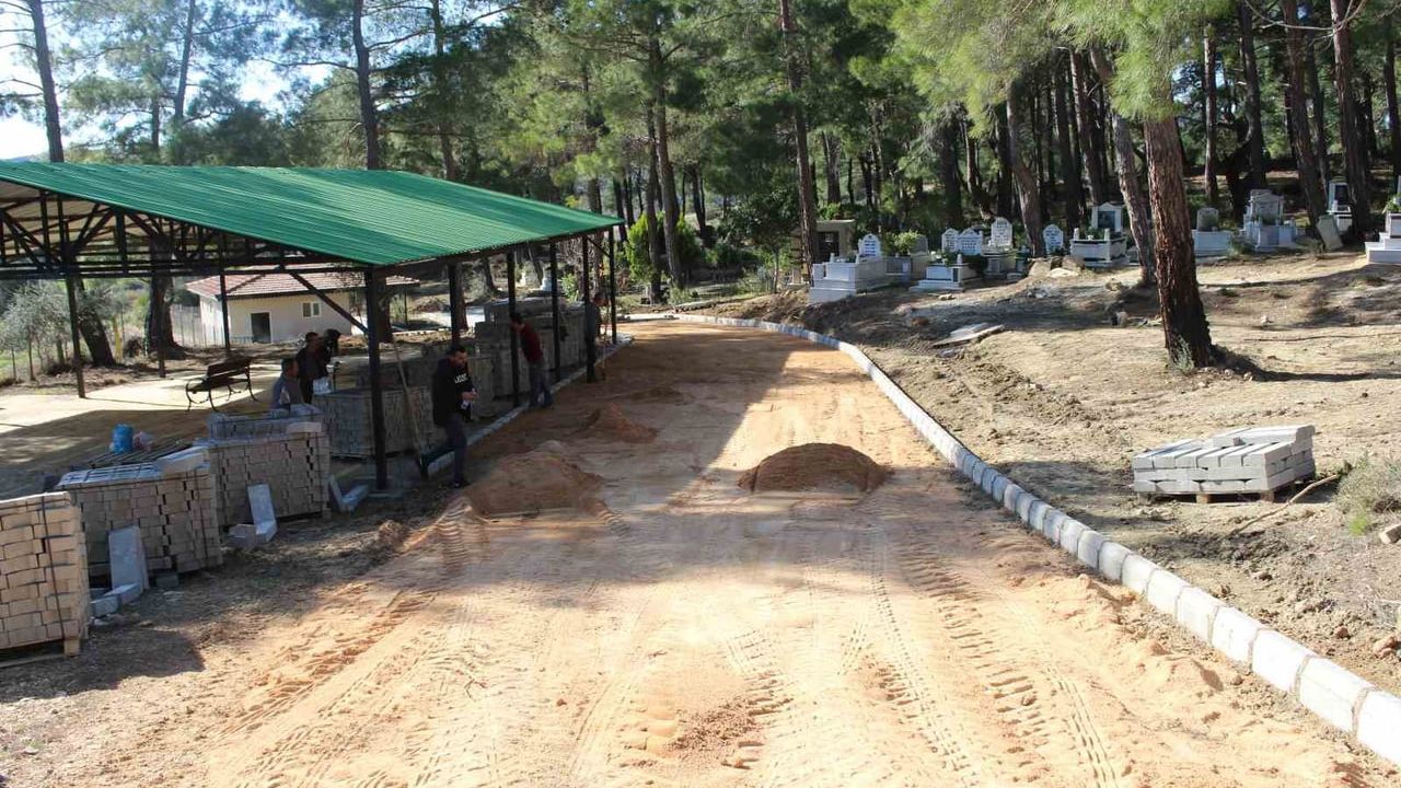 Antalya Büyükşehir Belediyesi Manavgat’ta Mezarlıklarda Düzenleme Çalışması Başlattı