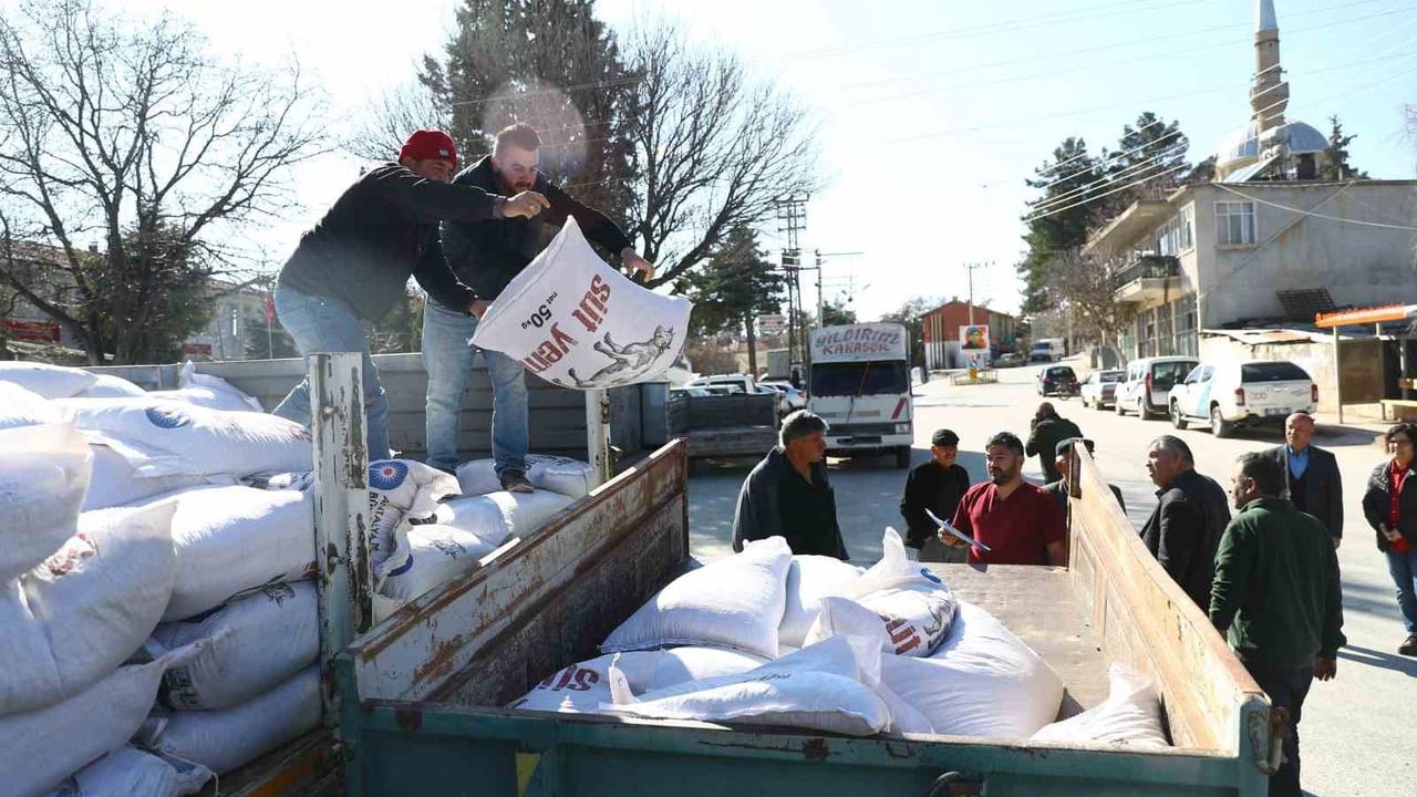 Antalya Büyükşehir'den 2025'te hayvancılığa 503 bin 625 kg yem desteği