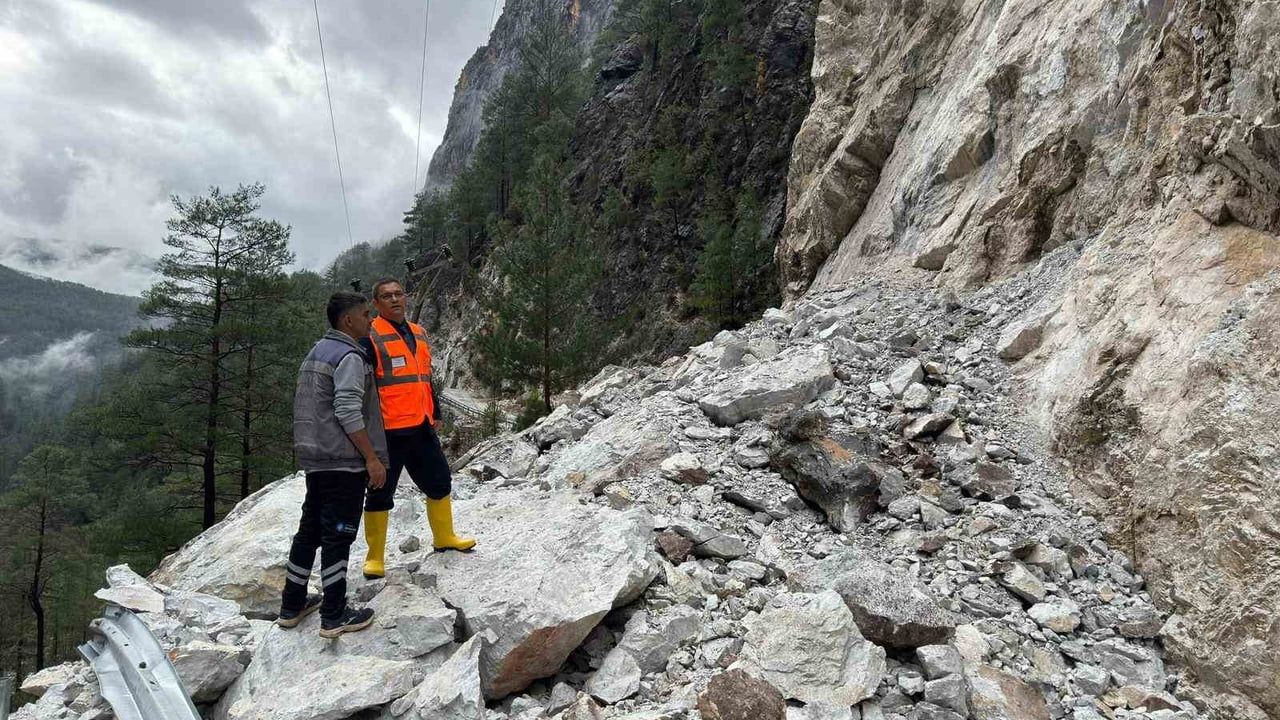 Antalya Büyükşehir ekipleri Alacami grup yolundaki heyelanı temizleyip ulaşımı sağladı