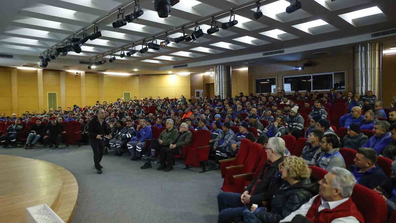 Antalya Büyükşehir, ilaçlama personeline 'Biyosidal Ürün Kullanımı' eğitimi verdi ve sertifikaları yeniledi