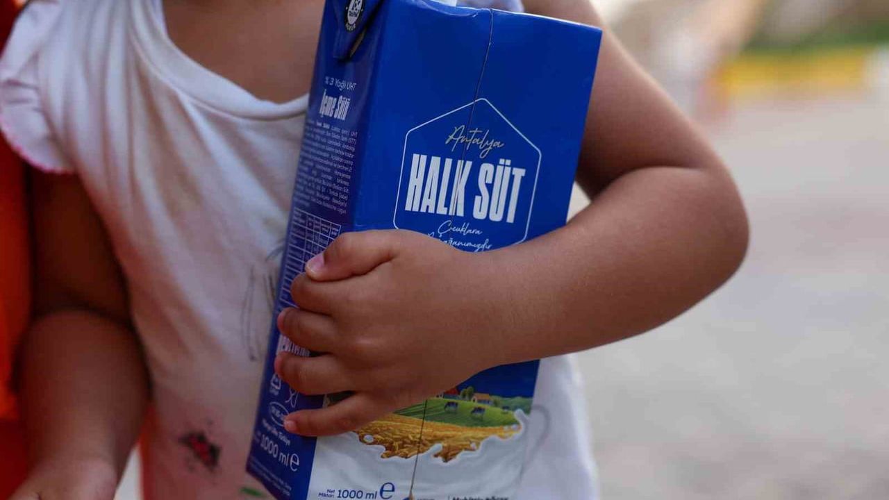 Antalya Büyükşehir'in Halk Süt Projesi 2025'te 773 bin 400 litre süt dağıttı