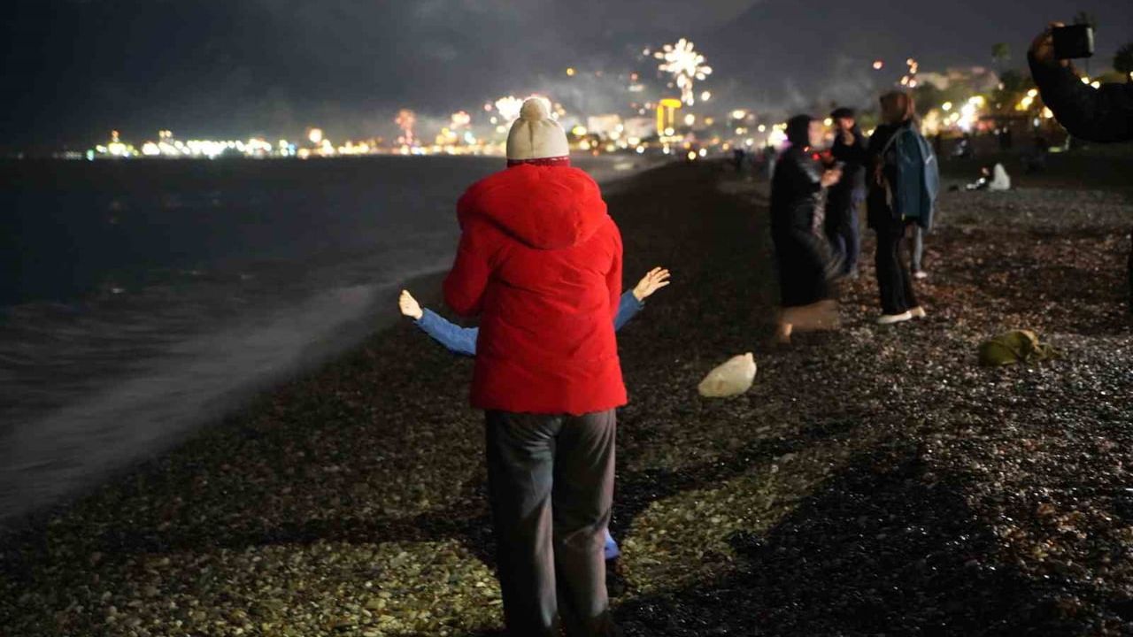 Antalya'da 20 yıllık gelenek sürdü: Konyaaltı'nda deniz tutkunları 2026'yı denizde karşıladı