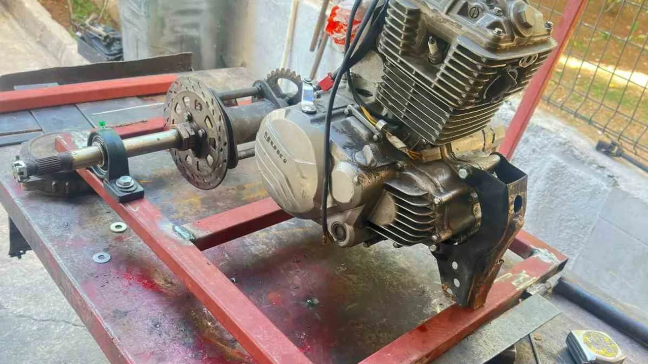 Antalya'da 27 yıllık motosiklet tamircisi hurda parçalarla saatte 160 km hıza ulaşan araç yaptı