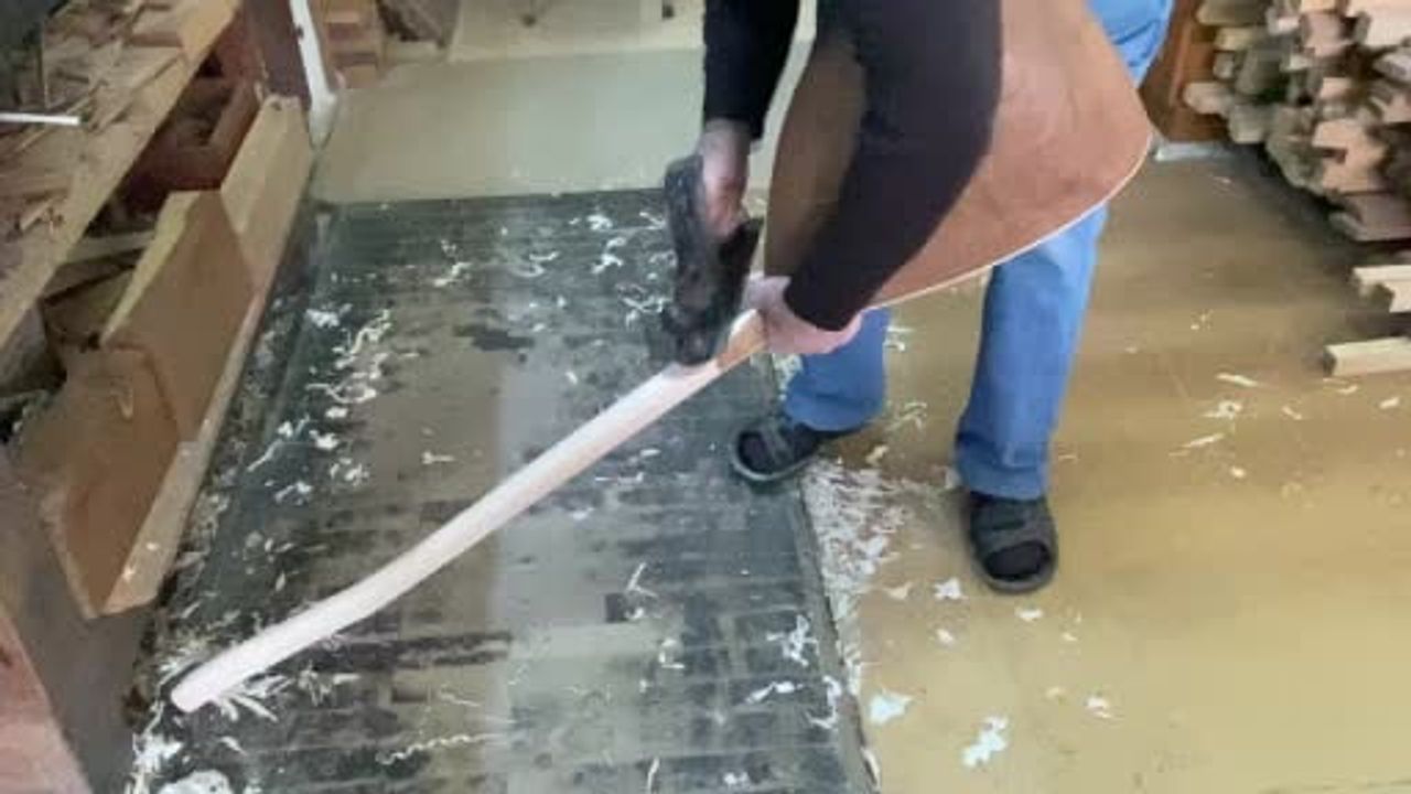 Antalya'da 50 Yıldır Bağlama Yapan Usta Ali Doğan, Mesleğini Oğullarıyla Sürdürüyor