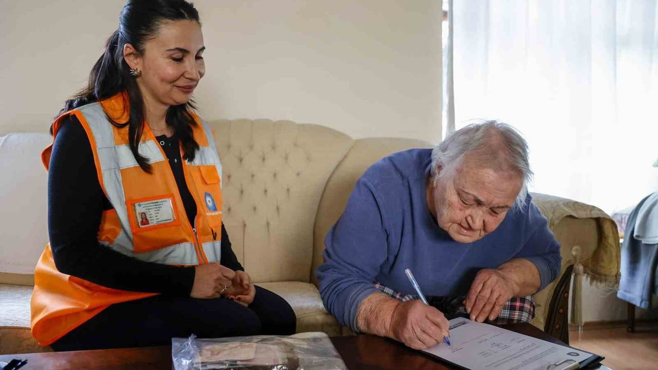 Antalya'da 77 yaşındaki kadının otobüste unuttuğu cüzdan evine teslim edildi