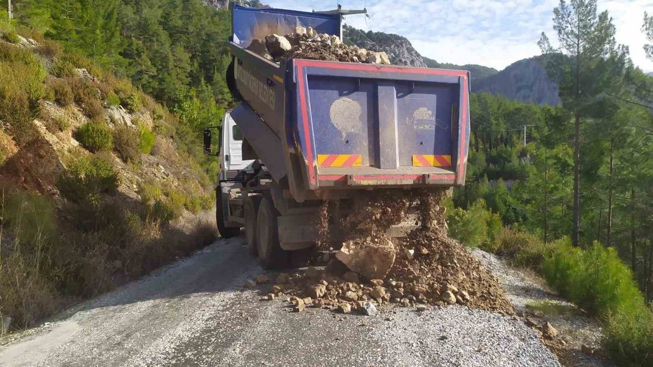 Antalya'da Aşırı Yağış: Büyükşehir Ekipleri Müdahale Ediyor ve Normalleşme Sağlanıyor