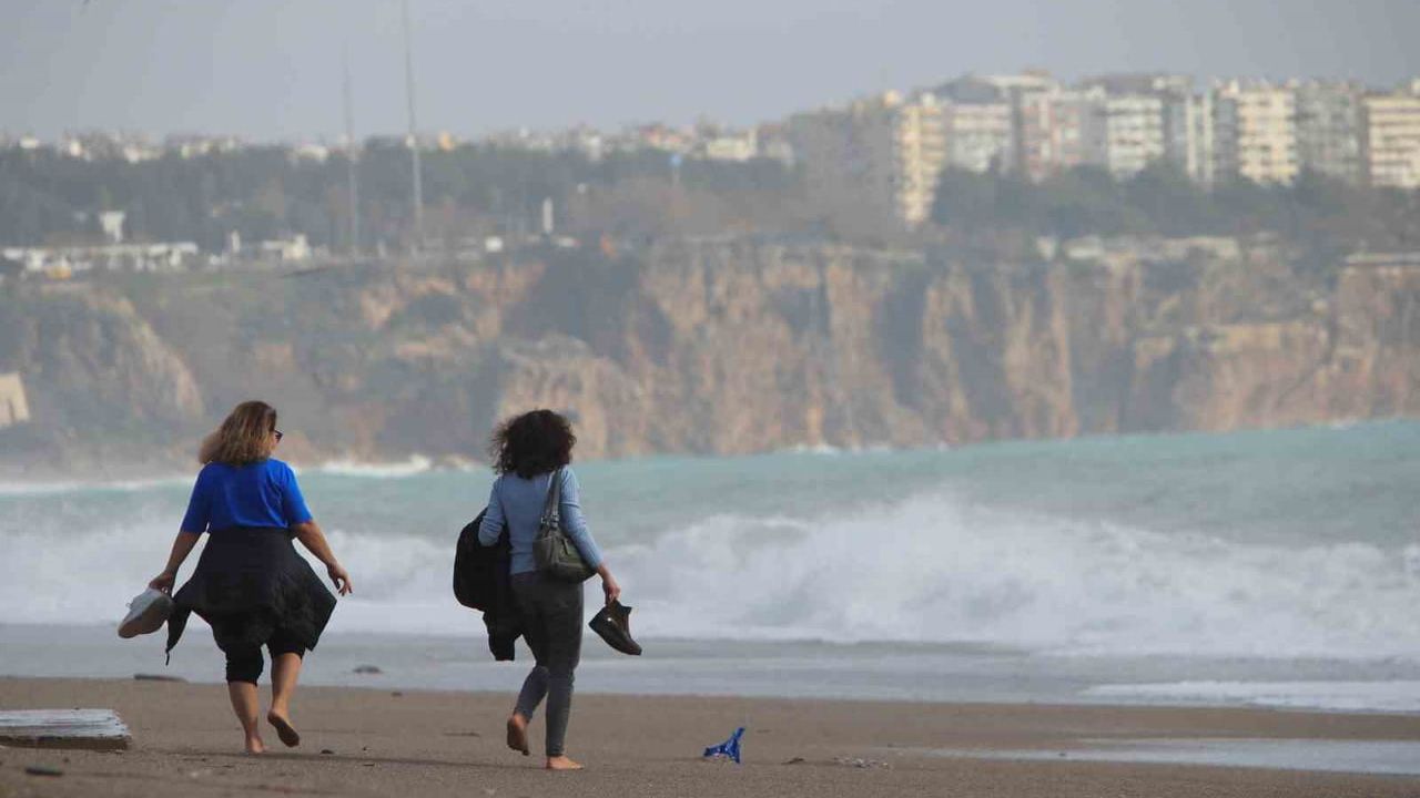 Antalya'da bir haftalık yağışın ardından Konyaaltı Sahili'ne akın