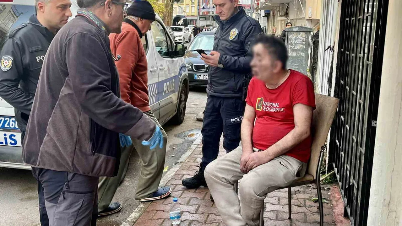 Antalya'da dükkanda çıkan yangında dumandan etkilenen kişi uzun iknadan sonra hastaneye götürüldü