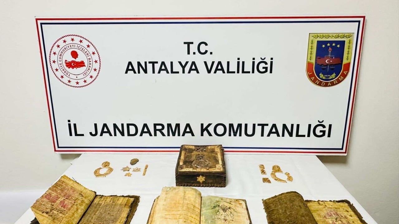 Antalya'da durdurulan araçta 3 tarihi Kur'an-ı Kerim ve 18 eser ele geçirildi