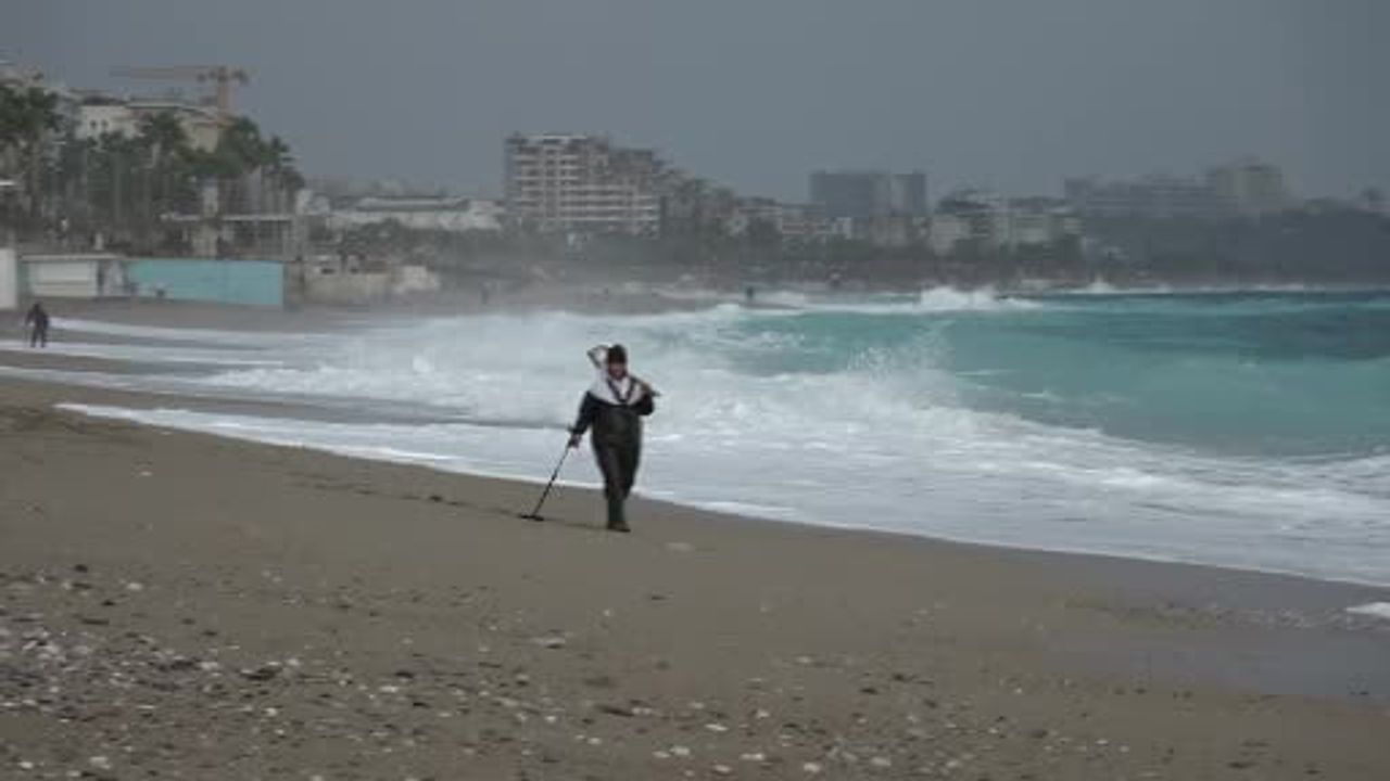 Antalya'da fırtına etkisi: Konyaaltı Sahili'nde dedektörlü arama yapılması dikkat çekti