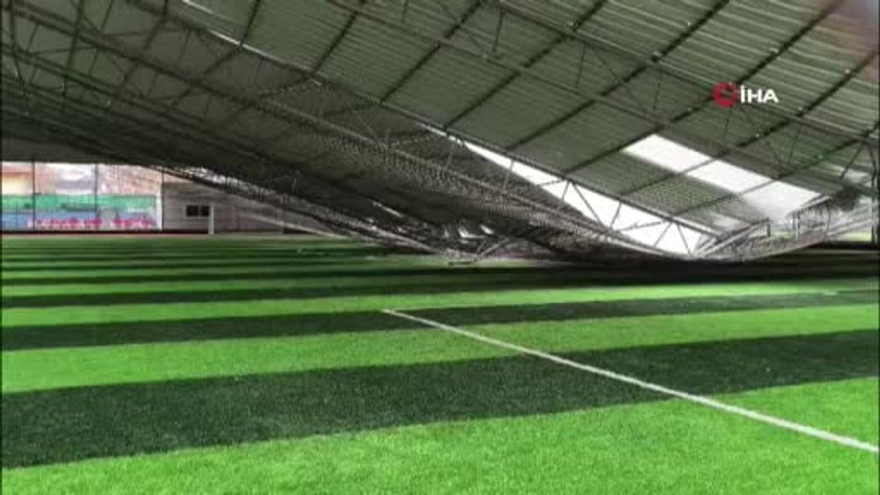 Antalya'da fırtına: Kepez Gündoğdu'da halı sahanın çatısı çöktü, hasar görüntülendi