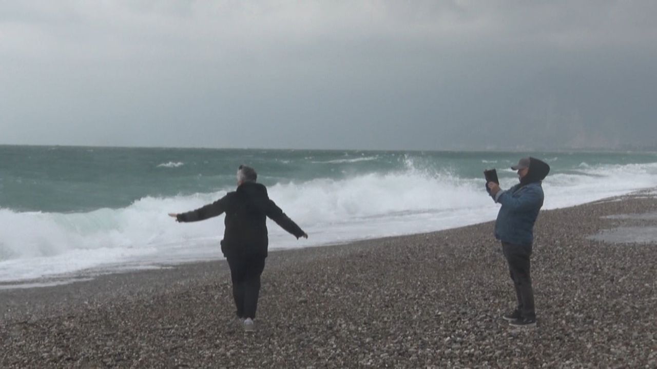 Antalya'da fırtınalı havada sahile akın: Dalgalar manzara oluşturdu, vatandaşlar fotoğraf çekti