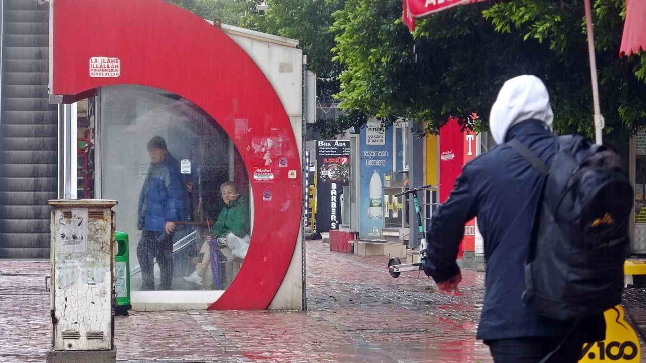 Antalya'da Gece Boyunca Etkili Olan Sağanak Öğle Saatlerine Doğru Azaldı