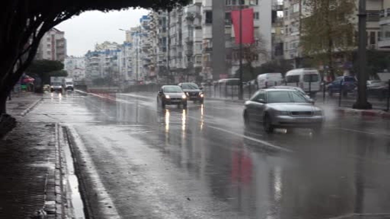 Antalya'da Gece Boyunca Süren Sağanak Öğle Saatlerinde Azaldı