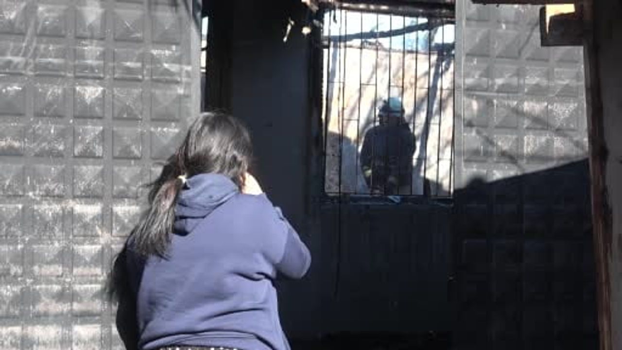 Antalya'da gecekondu yangını kullanılamaz hale getirdi; kız çocuğu gözyaşlarıyla izledi