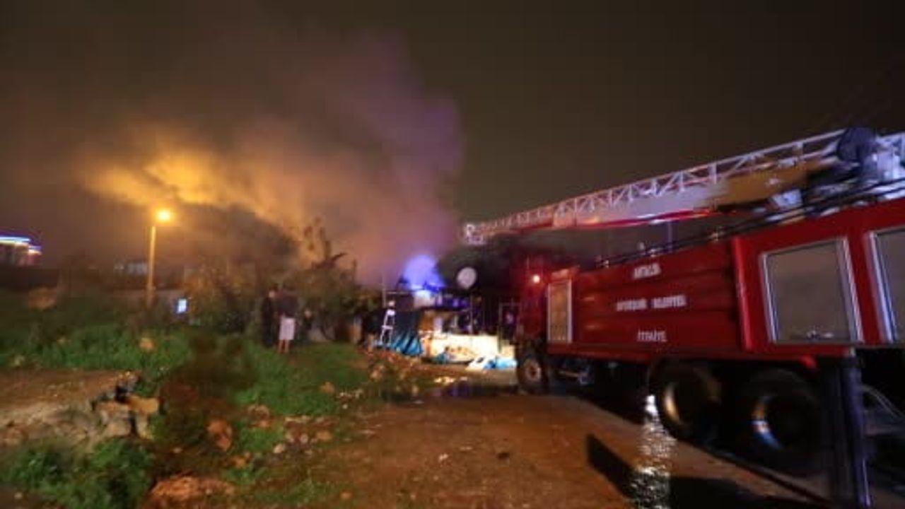 Antalya'da gecekonduda çıkan yangın sonrası ev sahibi sinir krizi geçirdi