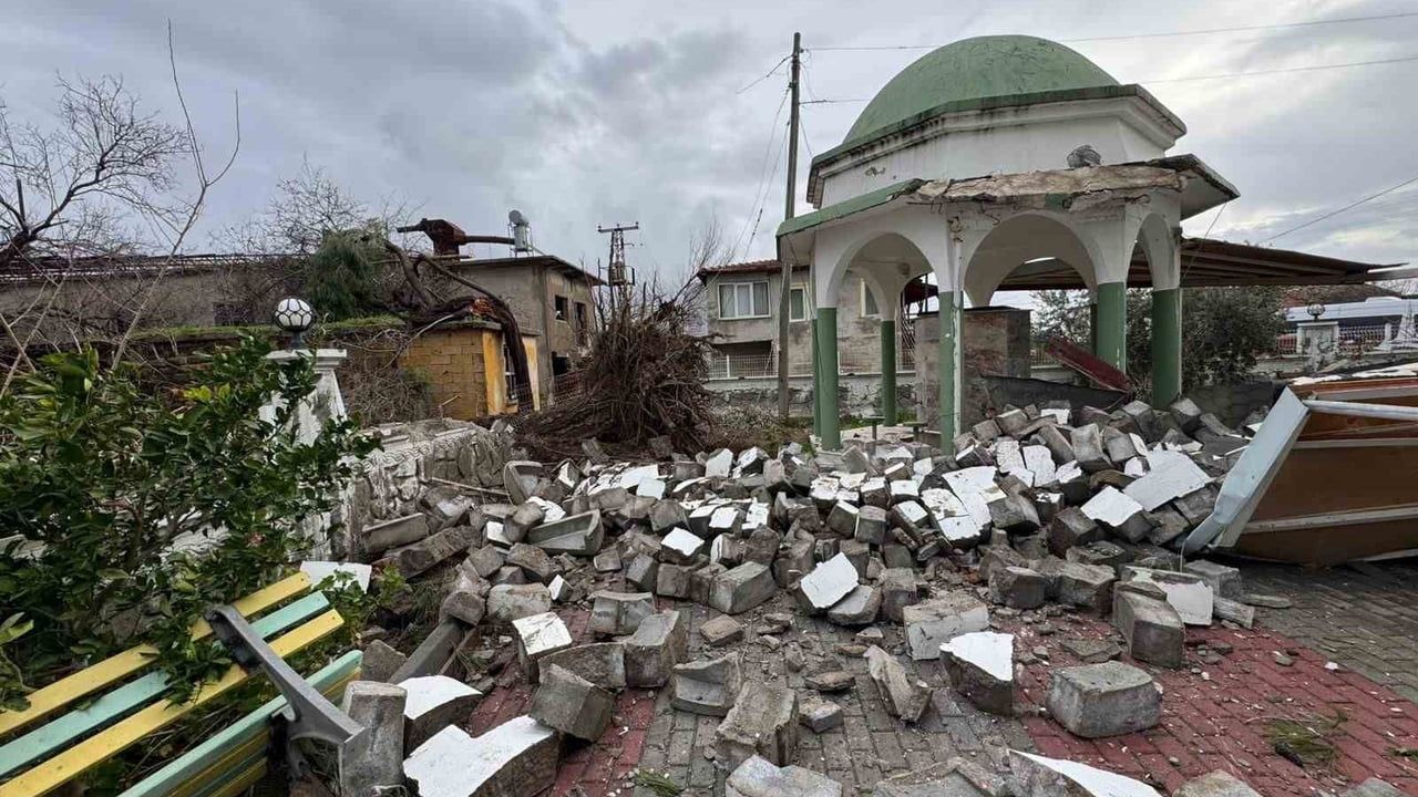 Antalya'da hortum ve fırtına: Büyükşehir 714 personel ve 334 araçla müdahale etti