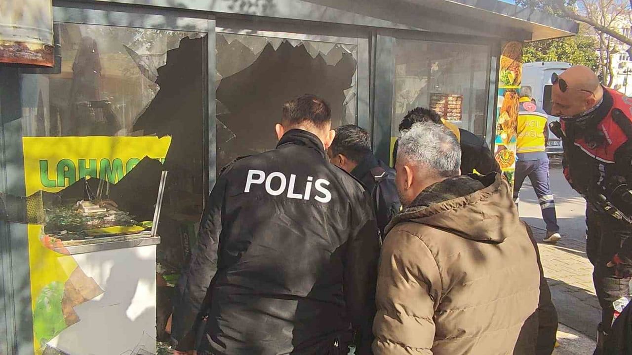 Antalya'da işyerini ateşe veren pideci, itfaiye ekiplerince baygın bulundu