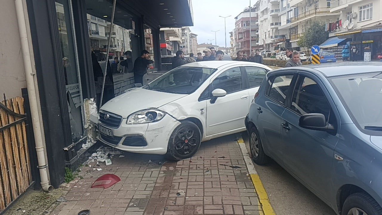 Antalya'da kontrolden çıkan otomobil erkek kuaförünün vitrinine girdi