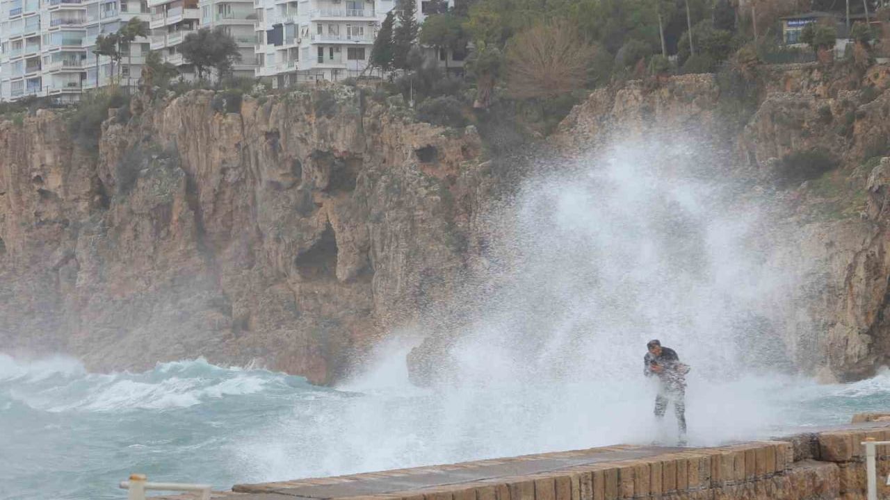 Antalya'da kuvvetli rüzgar hayatı etkiledi: çatılar uçtu, tabela araç üzerine devrildi, elektrik telleri koptu