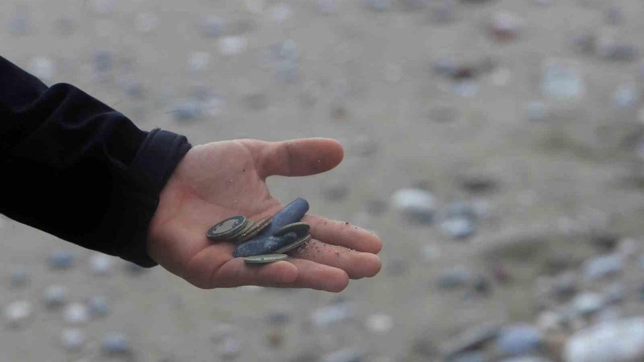 Antalya'da kuvvetli rüzgar ve dev dalgalar: Konyaaltı'nda dedektörle kayıp eşya aramaları