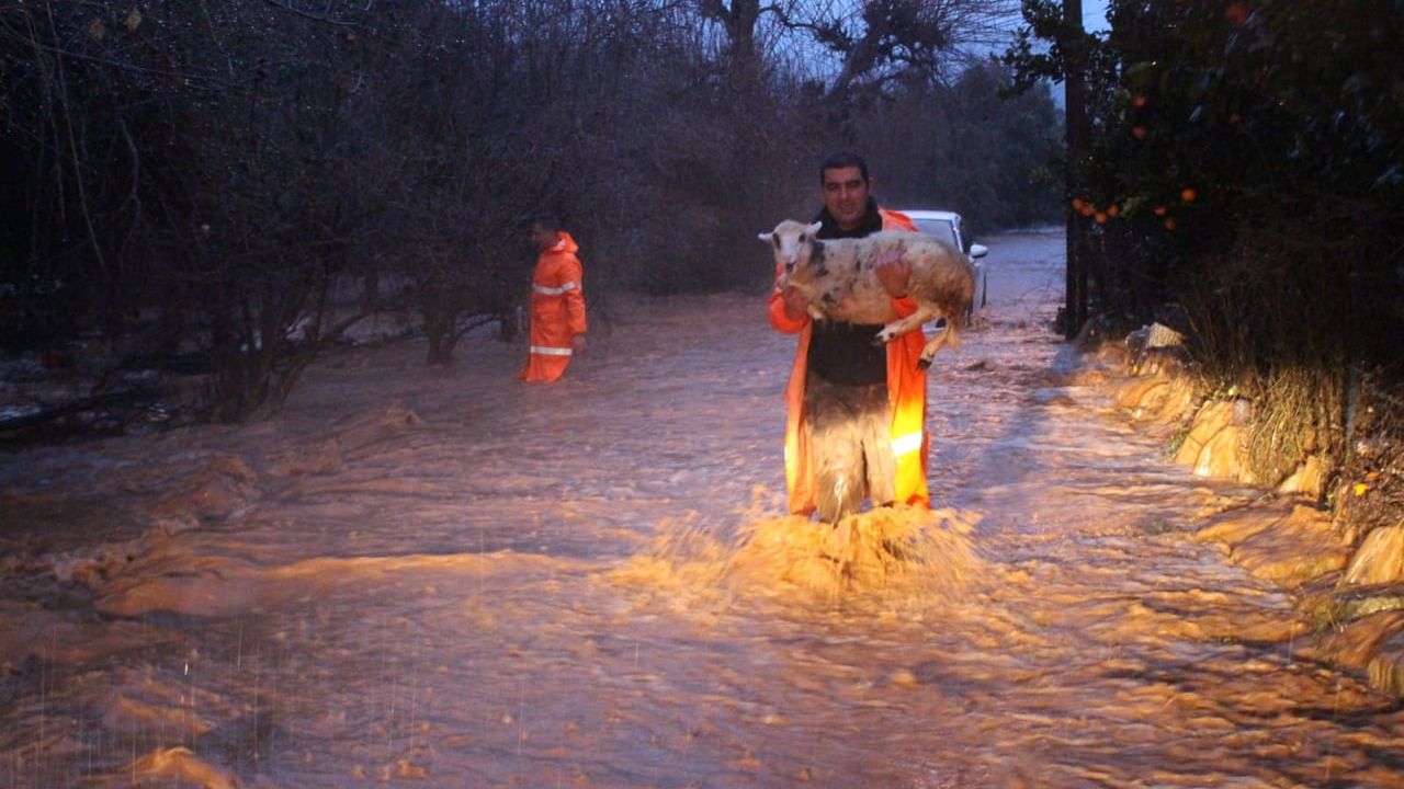 Antalya'da kuvvetli yağış ve fırtına: Büyükşehir ekipleri Kumluca ve merkezde müdahale etti