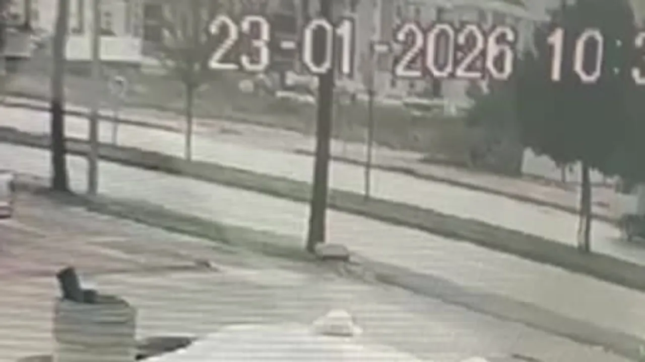 Antalya'da minibüs kamyonete çarptı: 3 kişi yaralandı