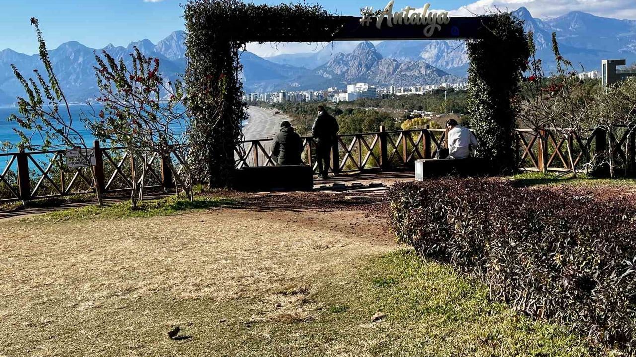 Antalya’da okul çıkışı iki öğrenci Konyaaltı’nda denize girdi