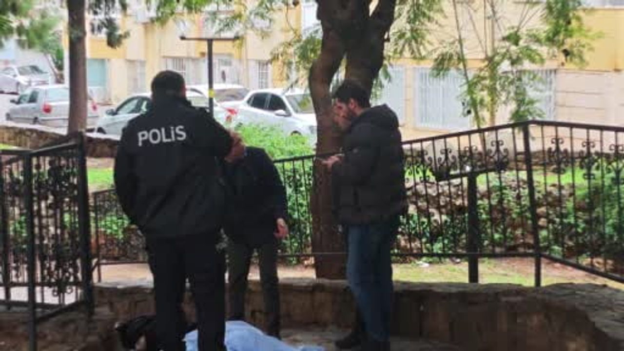 Antalya'da parkta ölü bulunan 68 yaşındaki adam otopsi için Adli Tıp'a gönderildi