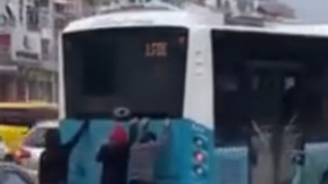 Antalya’da patenli çocukların araçlara tutunarak ilerlemesi: 2 çocuğa adli ve idari işlem