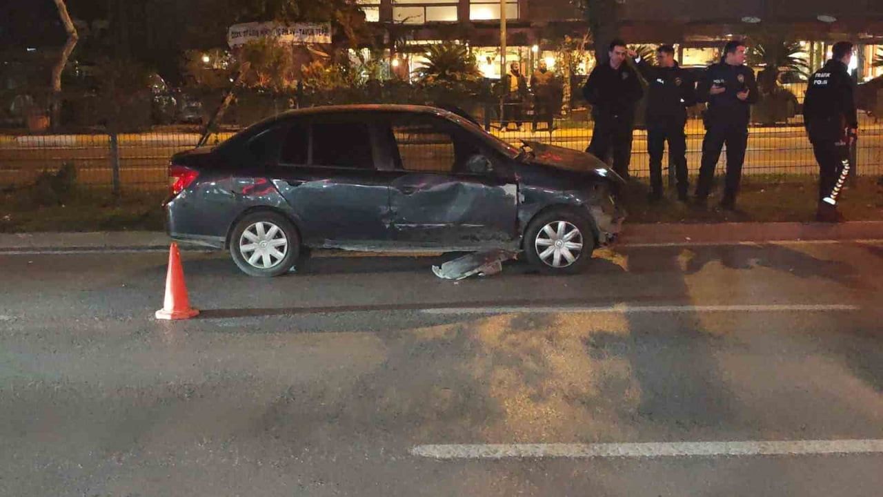 Antalya'da polis kovalamacası kaza ile sonlandı: Sürücü refüje çarparak yakalandı