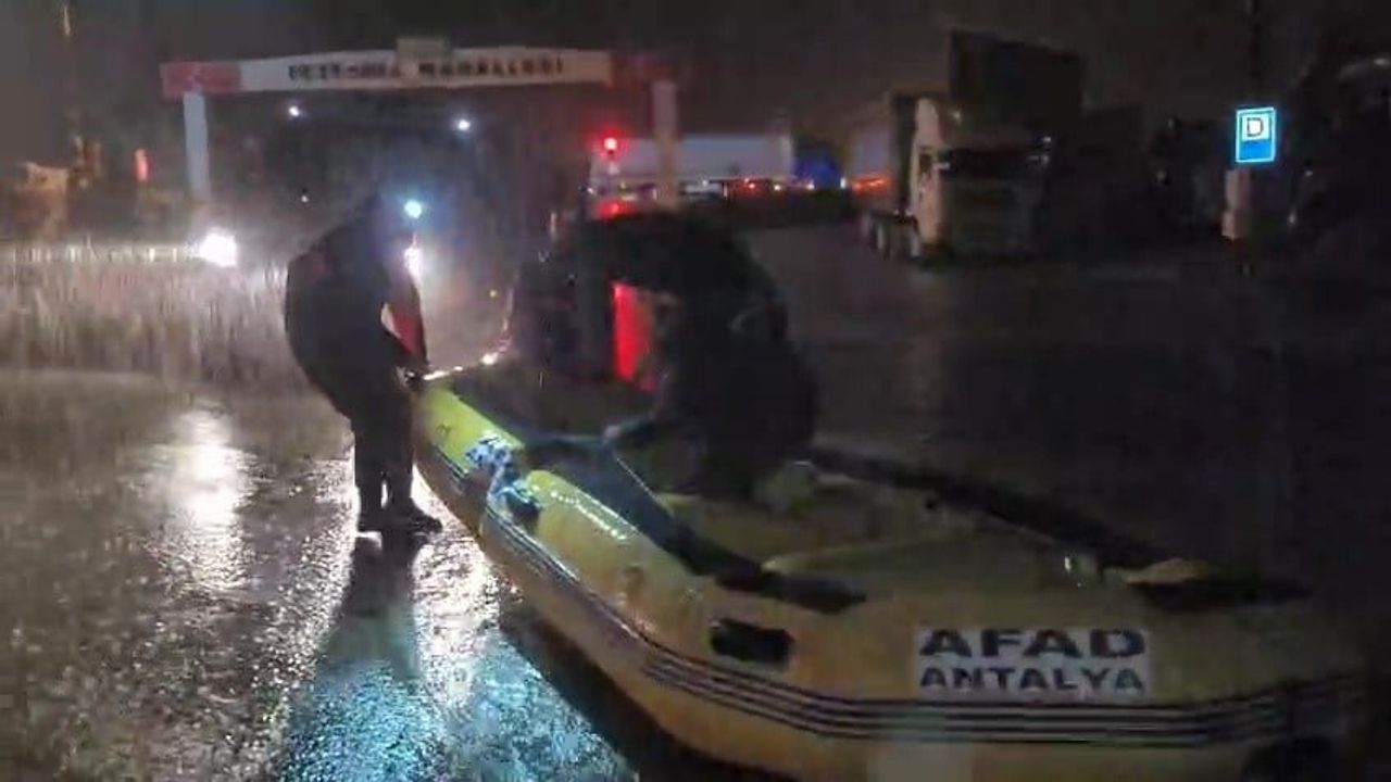 Antalya’da sağanak: AFAD ve itfaiye botlarla mahsur kalan vatandaşları kurtardı