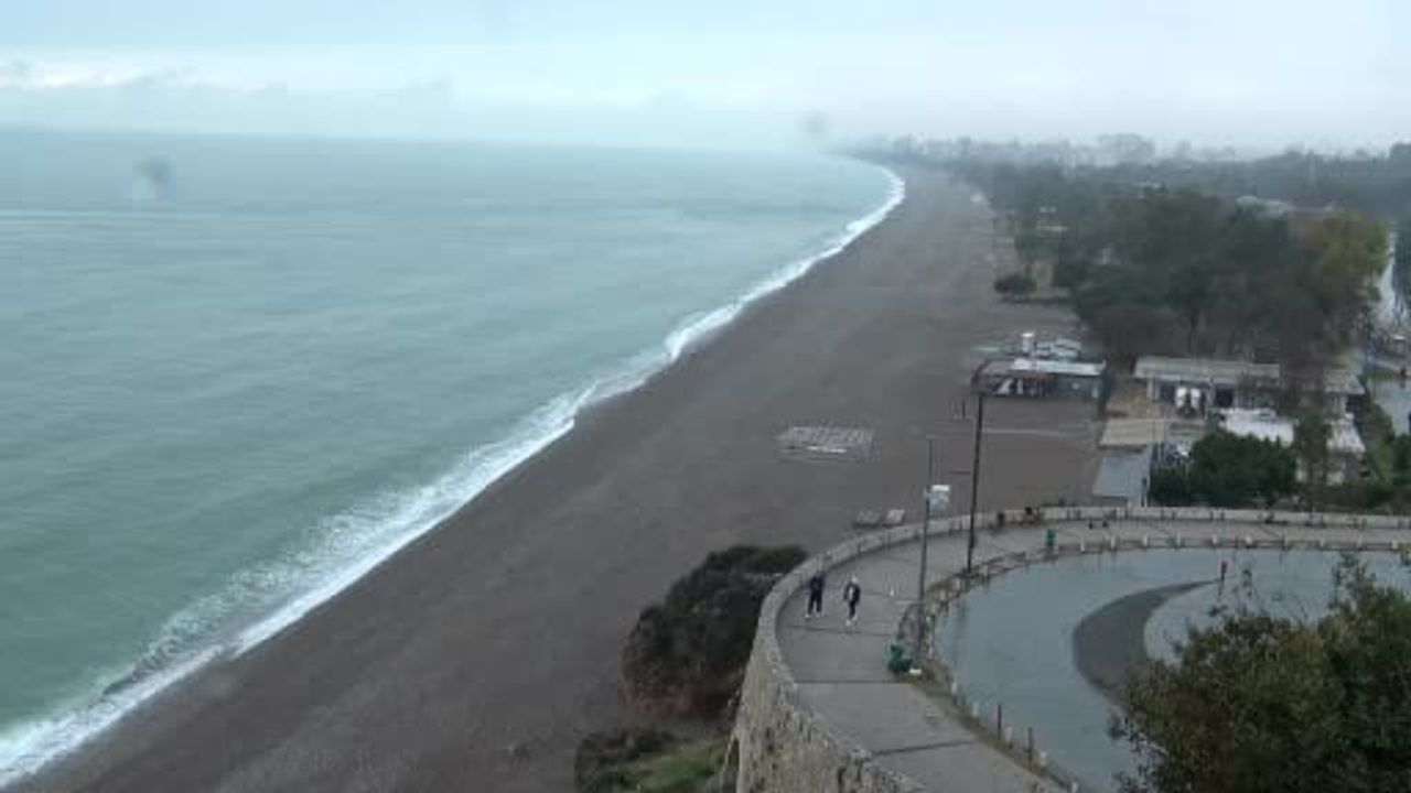 Antalya'da sağanak sonrası Konyaaltı'na atıklar vurdu, Lara'da yol çöktü
