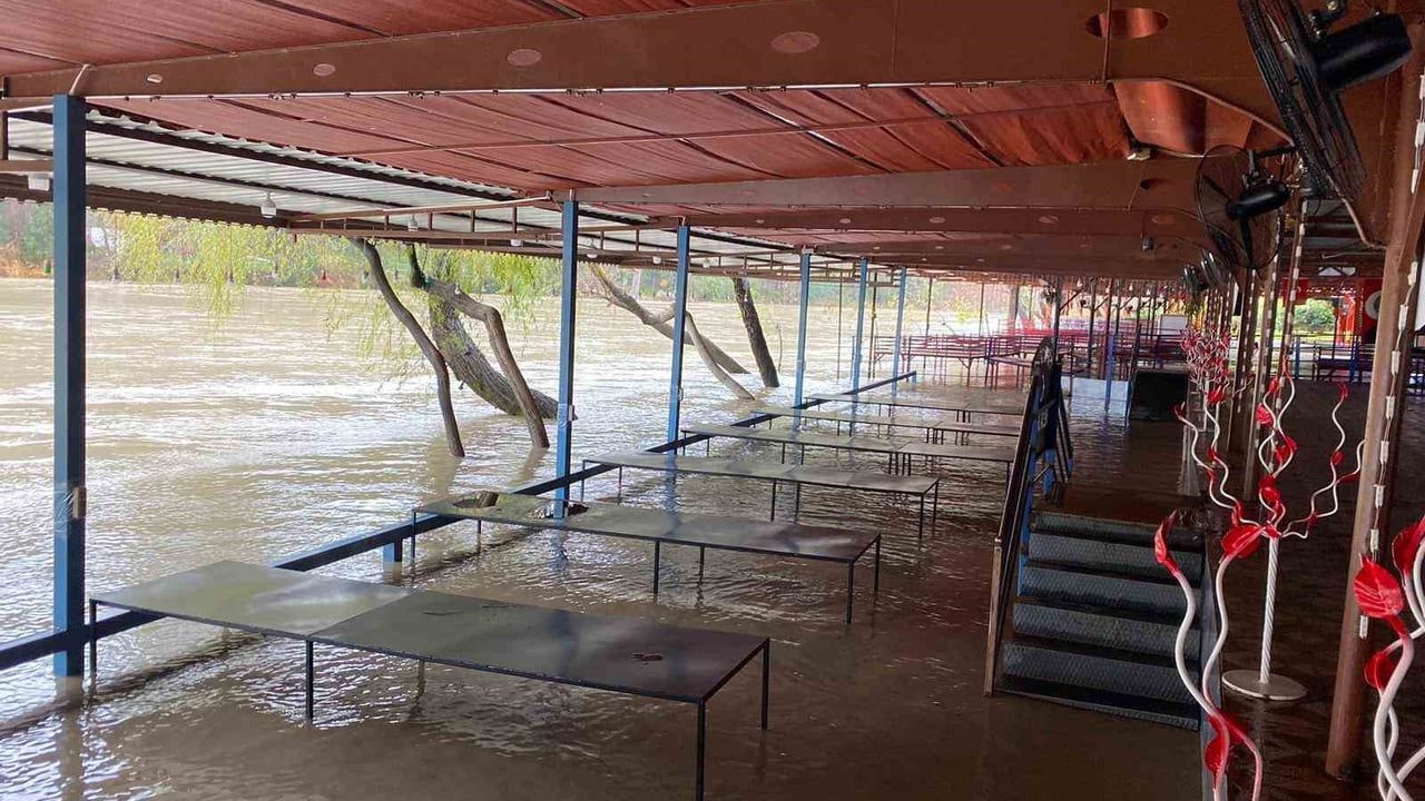 Antalya'da sağanak taşkına yol açtı: Serik ve Aksu'da restoranlar, tarım alanları ve konutlar etkilendi