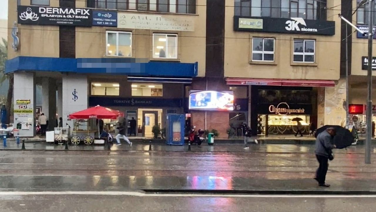 Antalya'da sağanak ve şiddetli rüzgar kent yaşamını olumsuz etkiledi