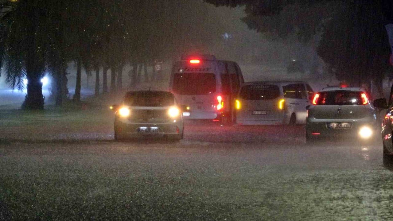 Antalya'da sağanak yolları göle döndürdü: Rögarlar taştı, çok sayıda araç mahsur kaldı