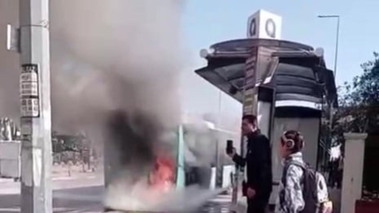 Antalya'da sefer halindeki halk otobüsünde motor yangını: Sürücünün müdahalesi olası riski azalttı