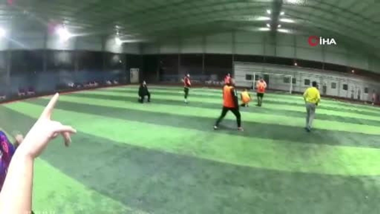 Antalya'da şiddetli rüzgar halı sahanın çatısını çöktürdü; oyuncular panikle sahayı terk etti