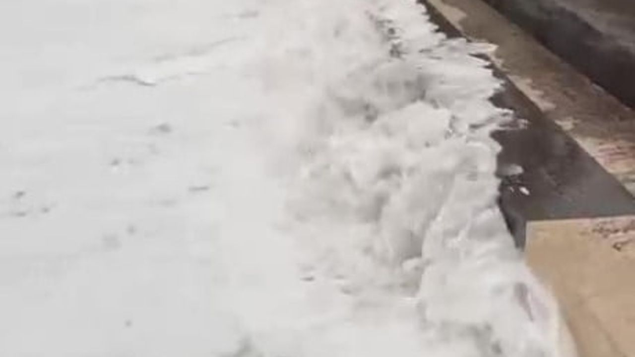 Antalya'da şiddetli rüzgar Konyaaltı'nda dev dalgalar oluşturdu; bir vatandaş merdivene tutunarak kurtuldu