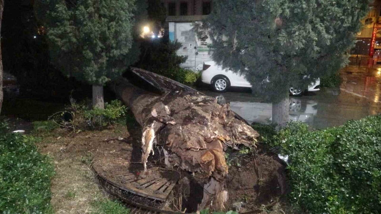 Antalya'da şiddetli rüzgar ve sağanak: Halı sahanın çatısı çöktü, bazı dereler taştı