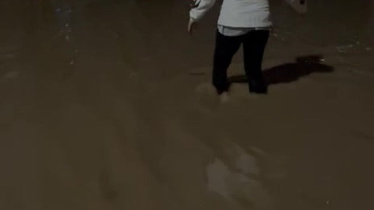 Antalya'da taşan dere Liman Mahallesi'ndeki 29 bloklu siteyi su altında bıraktı