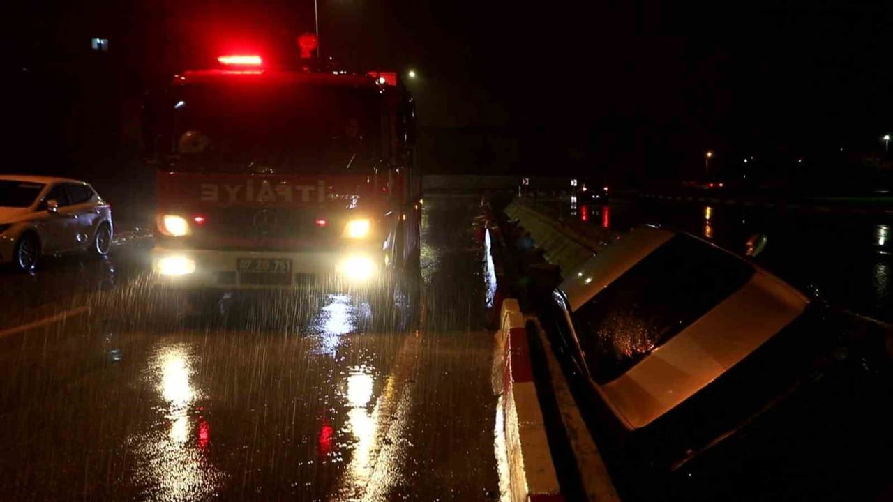Antalya'da yağışta kayan araç yağmur suyu tahliye kanalına düştü; sürücü yara almadan kurtuldu