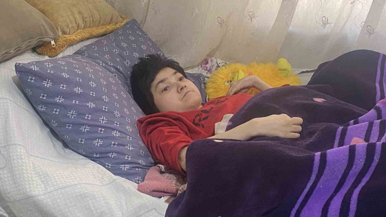 Antalya'da yorgancı baba, baldızının vasiyetine uyarak yüzde 100 engelli kızı 10 yıldır evlat edindi ve bakımını üstlendi