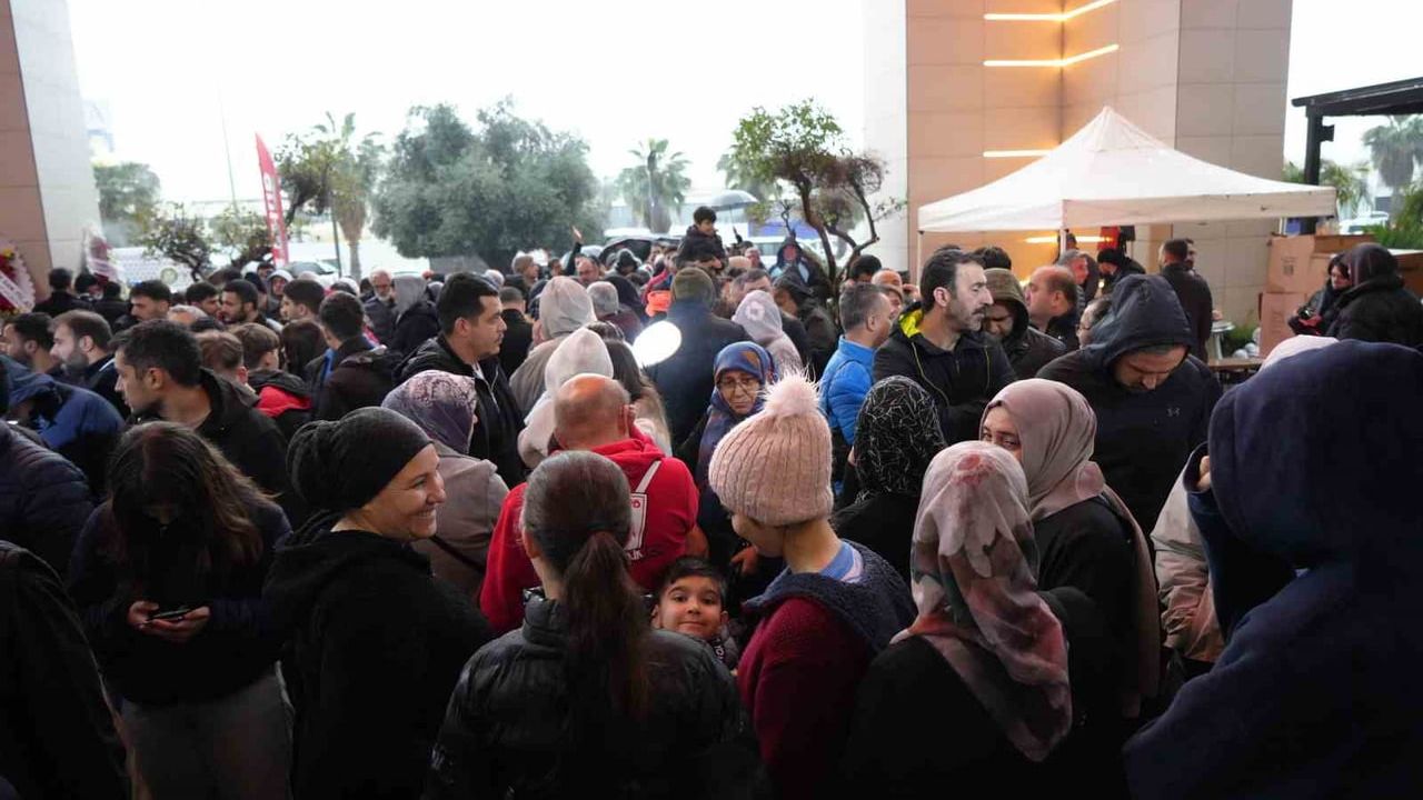 Antalya’da zincir market açılışı: Teknoloji indirimleri ve 2 bin kişiye 1.000 TL hediye çeki uzun kuyruklara yol açtı