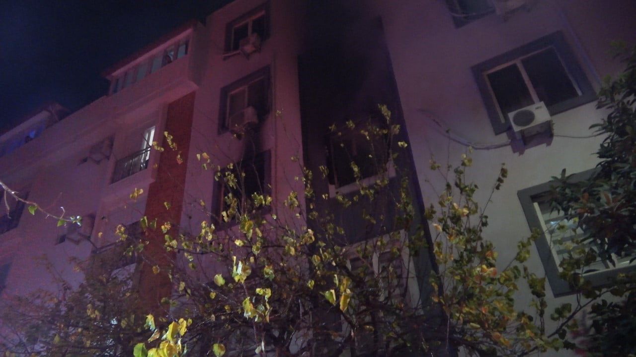 Antalya Kepez'de 2. kattaki dairede çıkan yangın söndürüldü