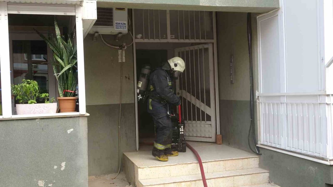 Antalya Kepez'de ardiye yangını: Genç kız ailesinin tesellisiyle sakinleşti